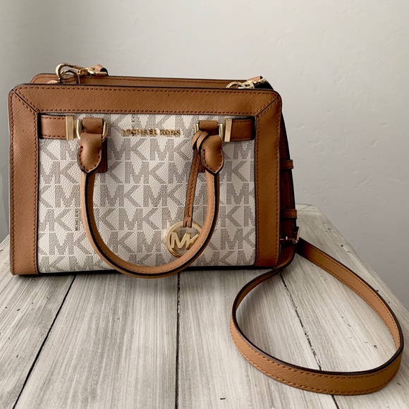 Michael Kors Handbags - Michael Kors | Small Dillon Crossbody Sachel